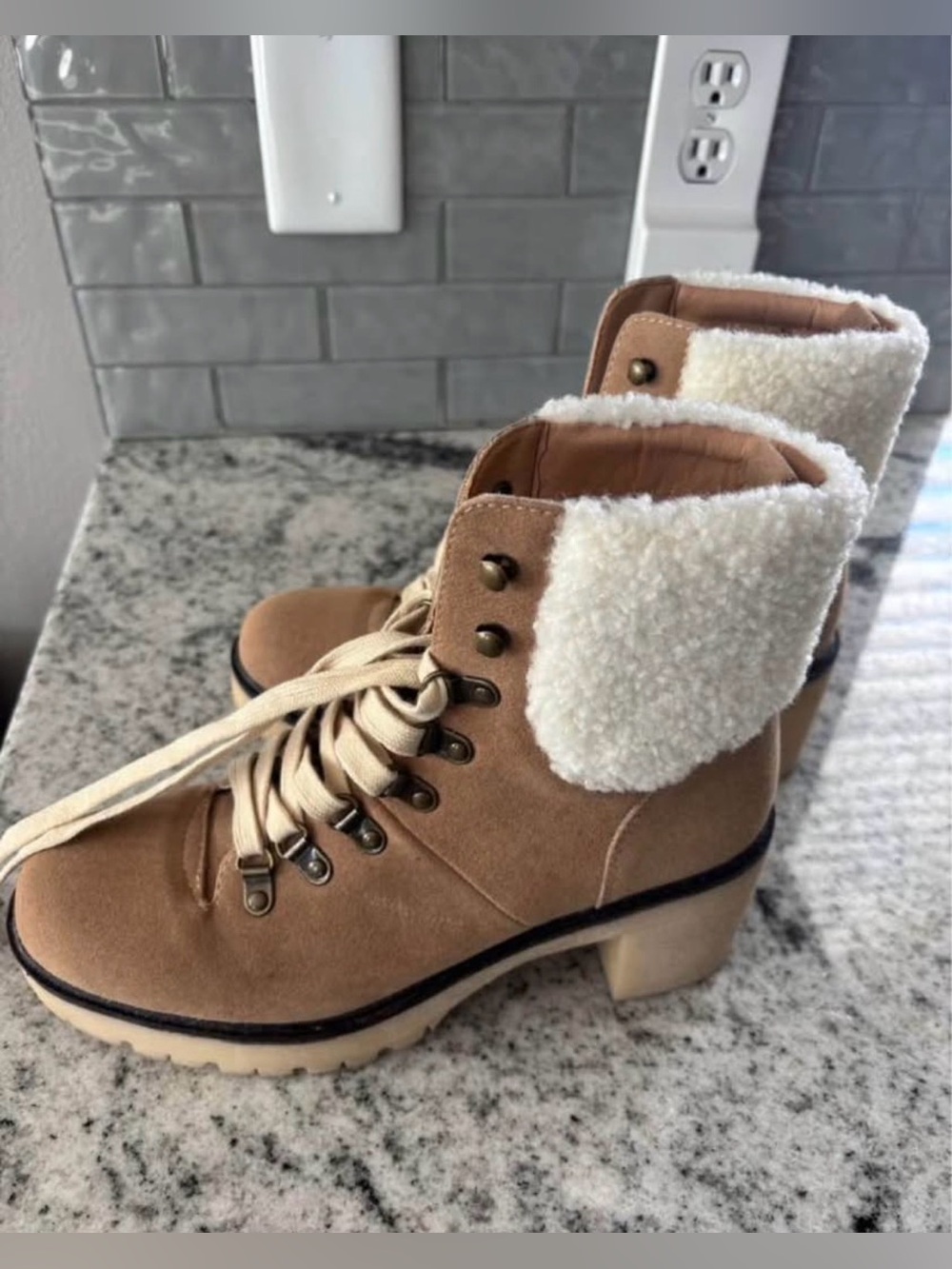VICI Tan Suede Sherpa-Lined Lace-Up Ankle Boots - Size 8 - New In Box - Picture 4 of 7
